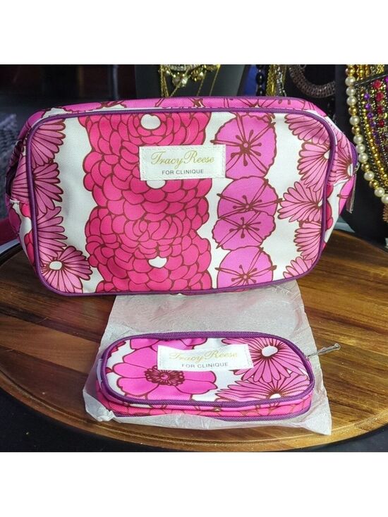 Clinique Jewelry - new‎ Clinique Makeup bags set